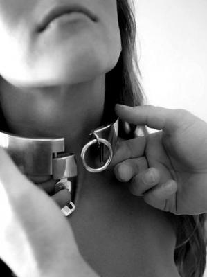 il master allaccia il collare alla slave